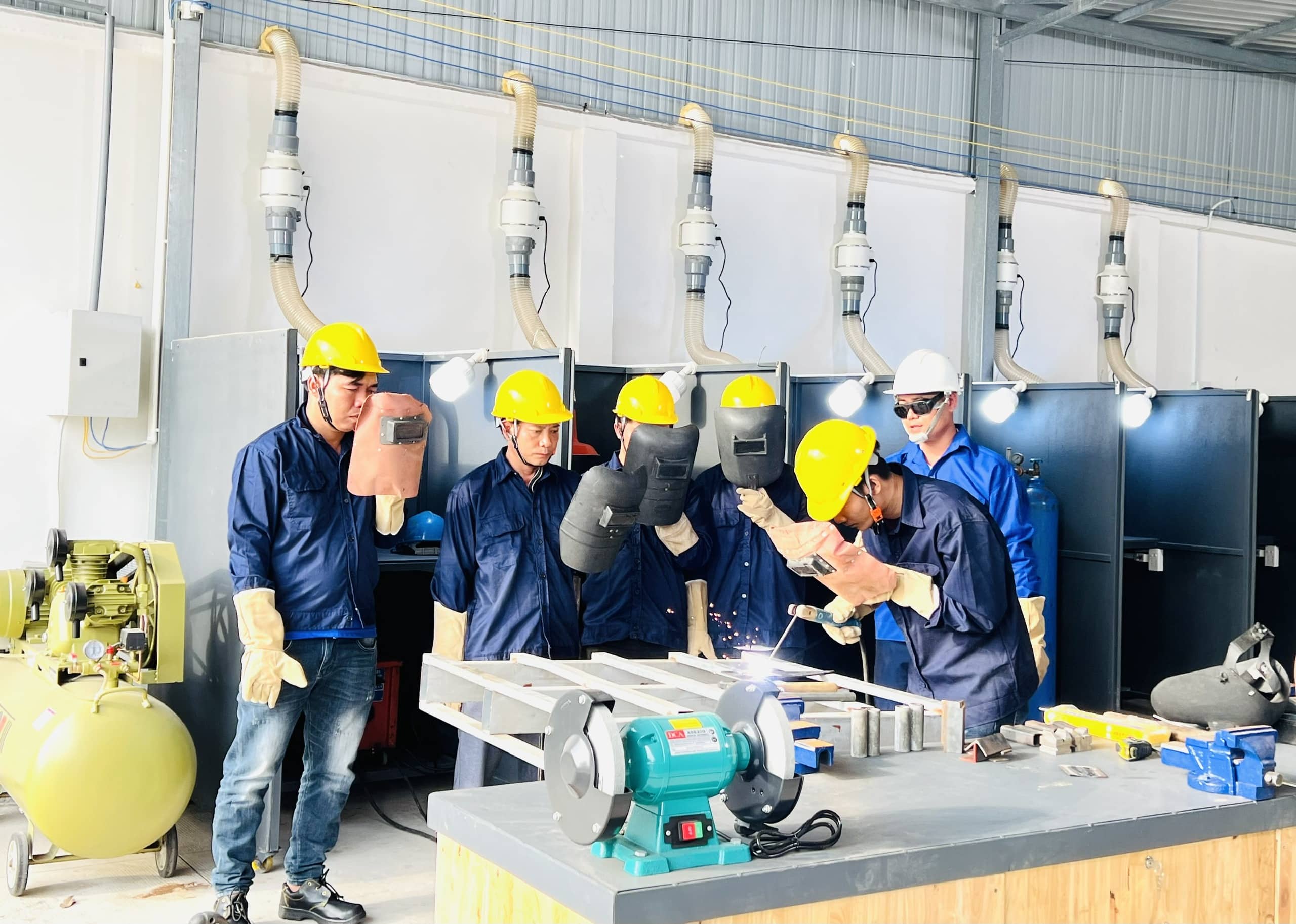 Văn Phòng Số 10 - Trường Trung cấp nghề Nghiệp vụ Bình Dương - Chuyên đào tạo các hạng giấy phép lái xe, đào tạo nghề